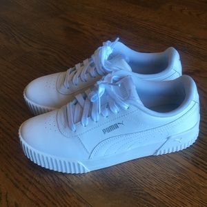 Puma Carina sneaker size 6